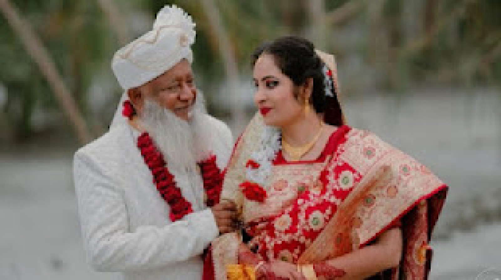 ৭০ বছর বয়সে এসে বিয়ে করলেন এক কলেজ শিক্ষক