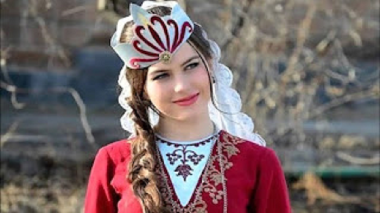 বিশ্বের সবচেয়ে সুন্দরী নারী পাকিস্তানের হুনজা উপত্যকার হুনজা (Hunza) সম্প্রদায়