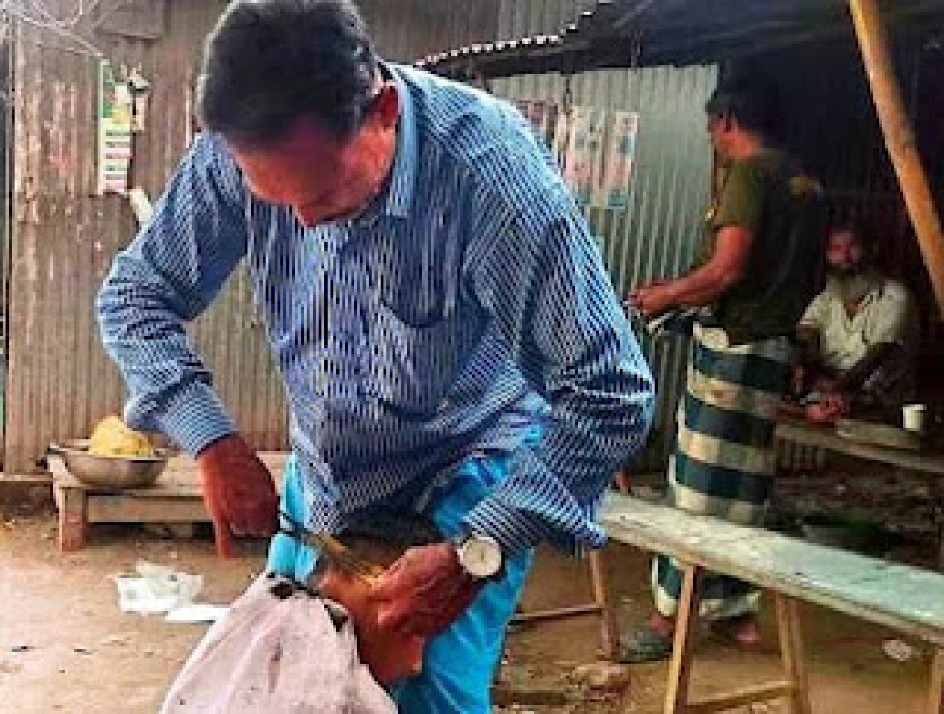 নড়াচড়া করিস নে পয়সা কিন্তু চারটেই নেবো