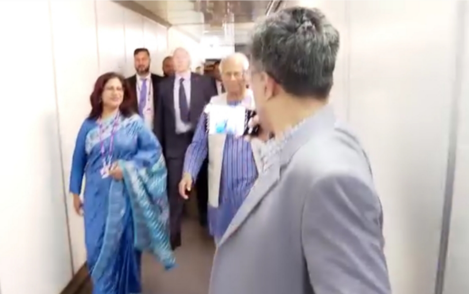 কে ডাকে? আমি বাড়িতে নাই: কিয়ার স্টারমার বোধহয় কানাডায় আছেন