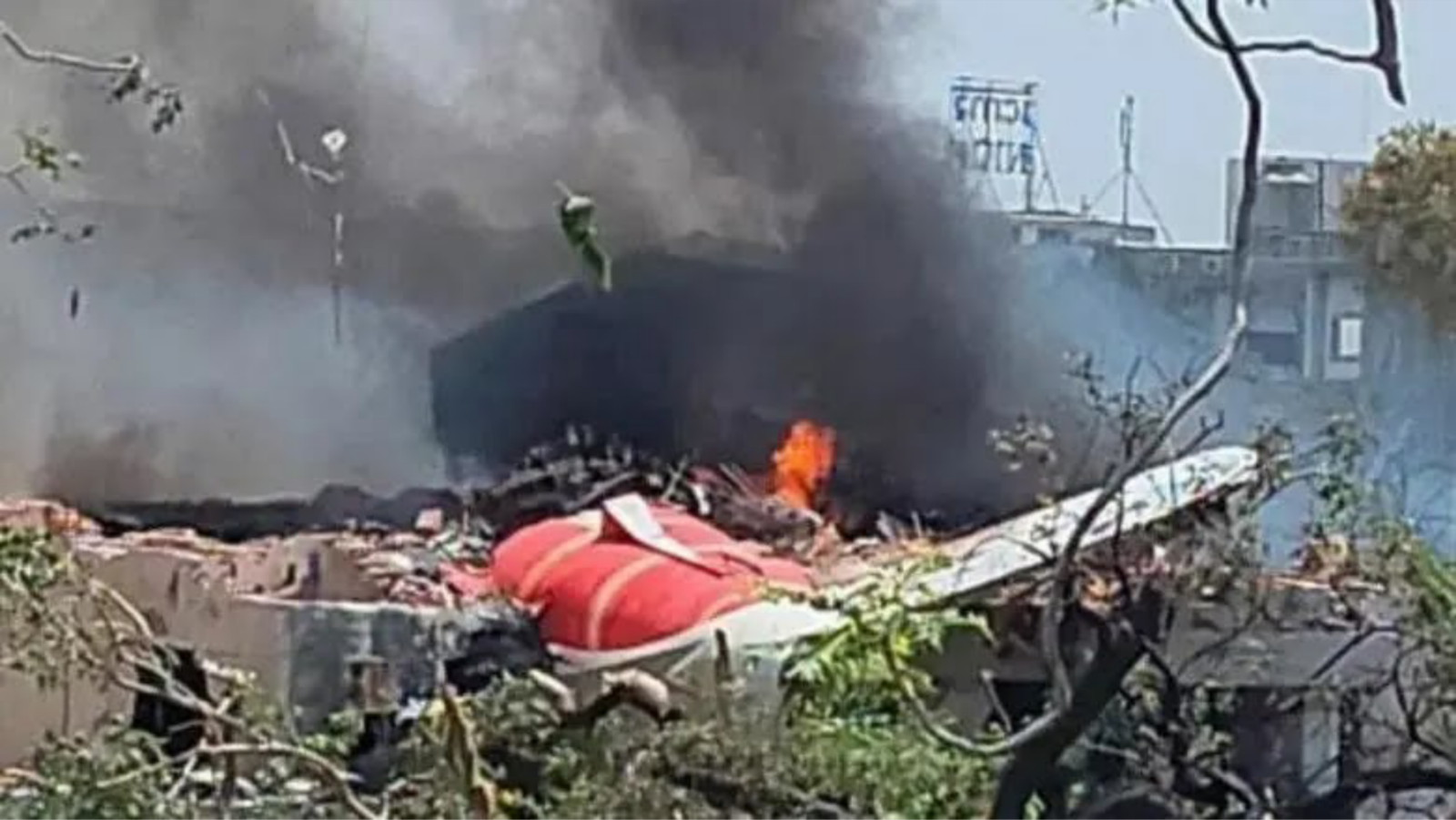 আহমেদাবাদে বিমান দুর্ঘটনা: ২৪২ জনের মৃত্যু, একজনের অলৌকিক বেঁচে যাওয়া নিয়ে চাঞ্চল্য